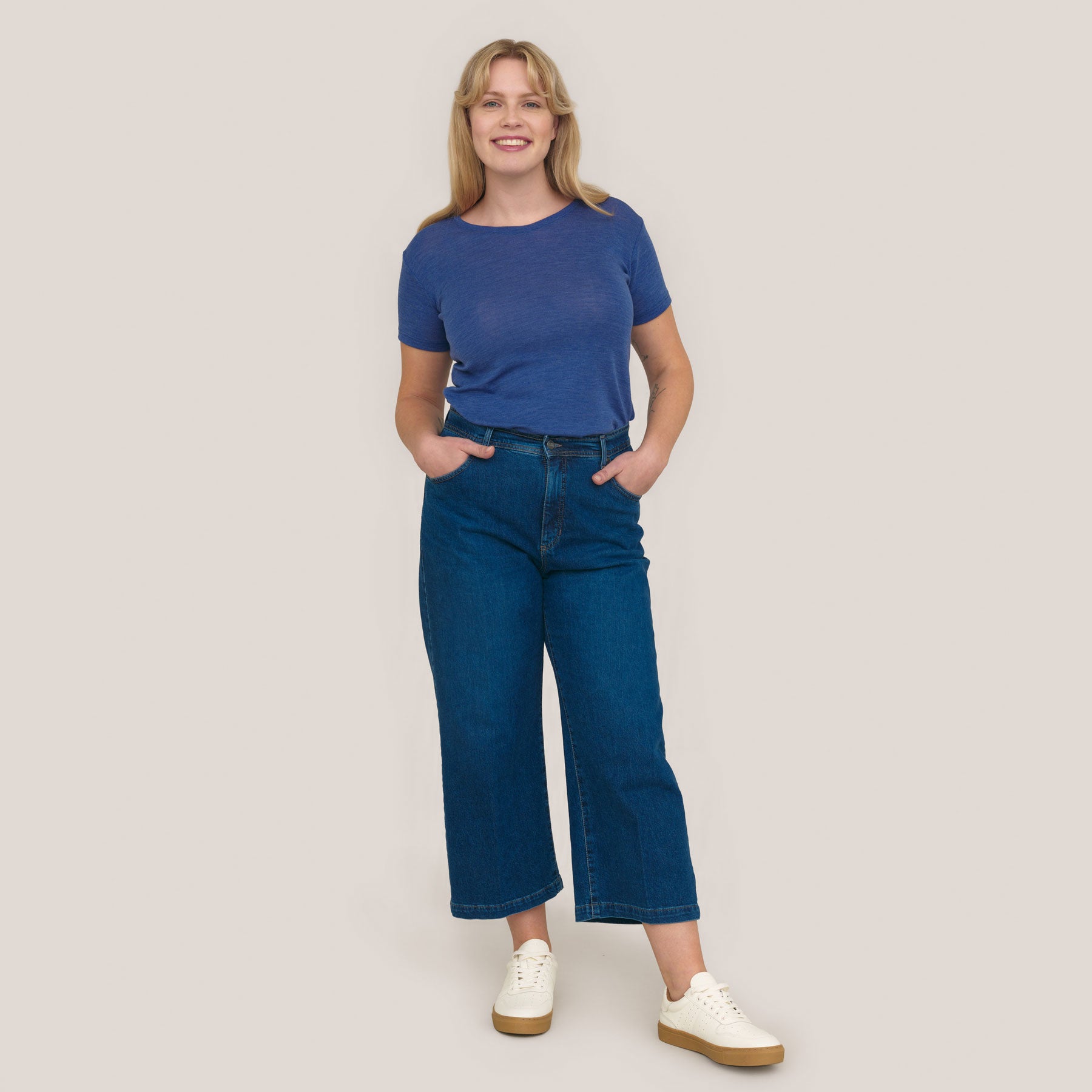 Sininen Naisten Klassikko t-paita yhdistettynä sinisiin farkkuihin ja valkoisiin tennareihin.