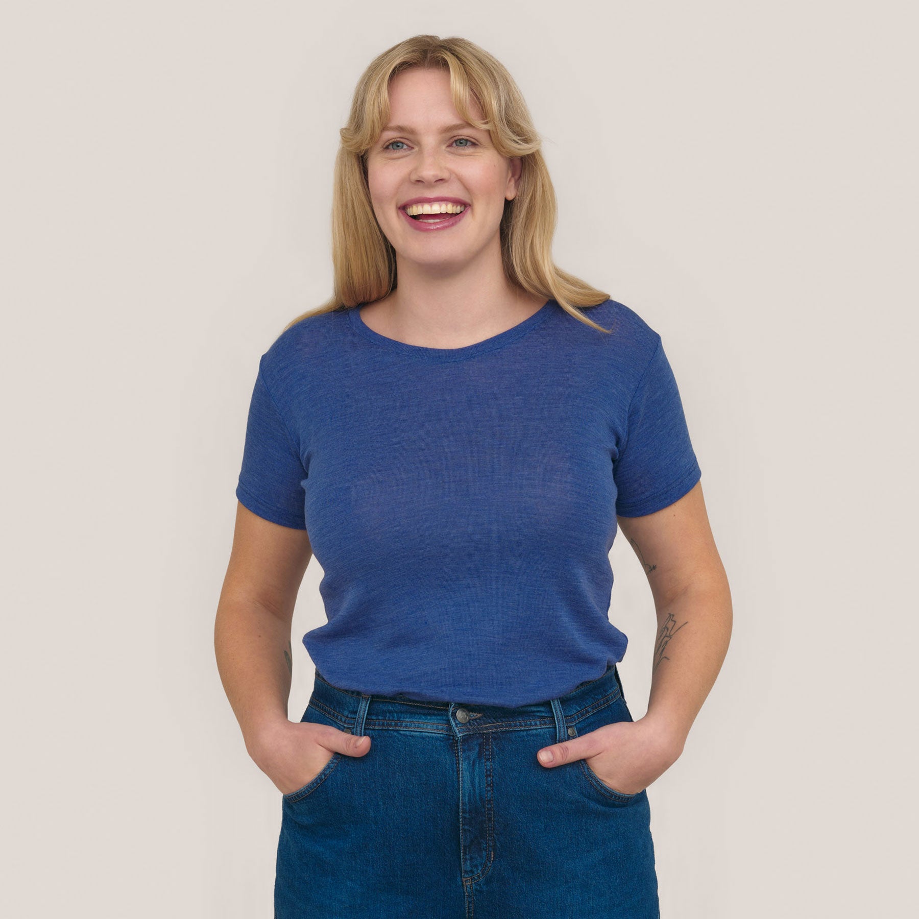 Lähikuva sinisestä Naisten Klassikko t-paidasta. Materiaali on pehmeää ja miellyttävää merinosilkkiä.