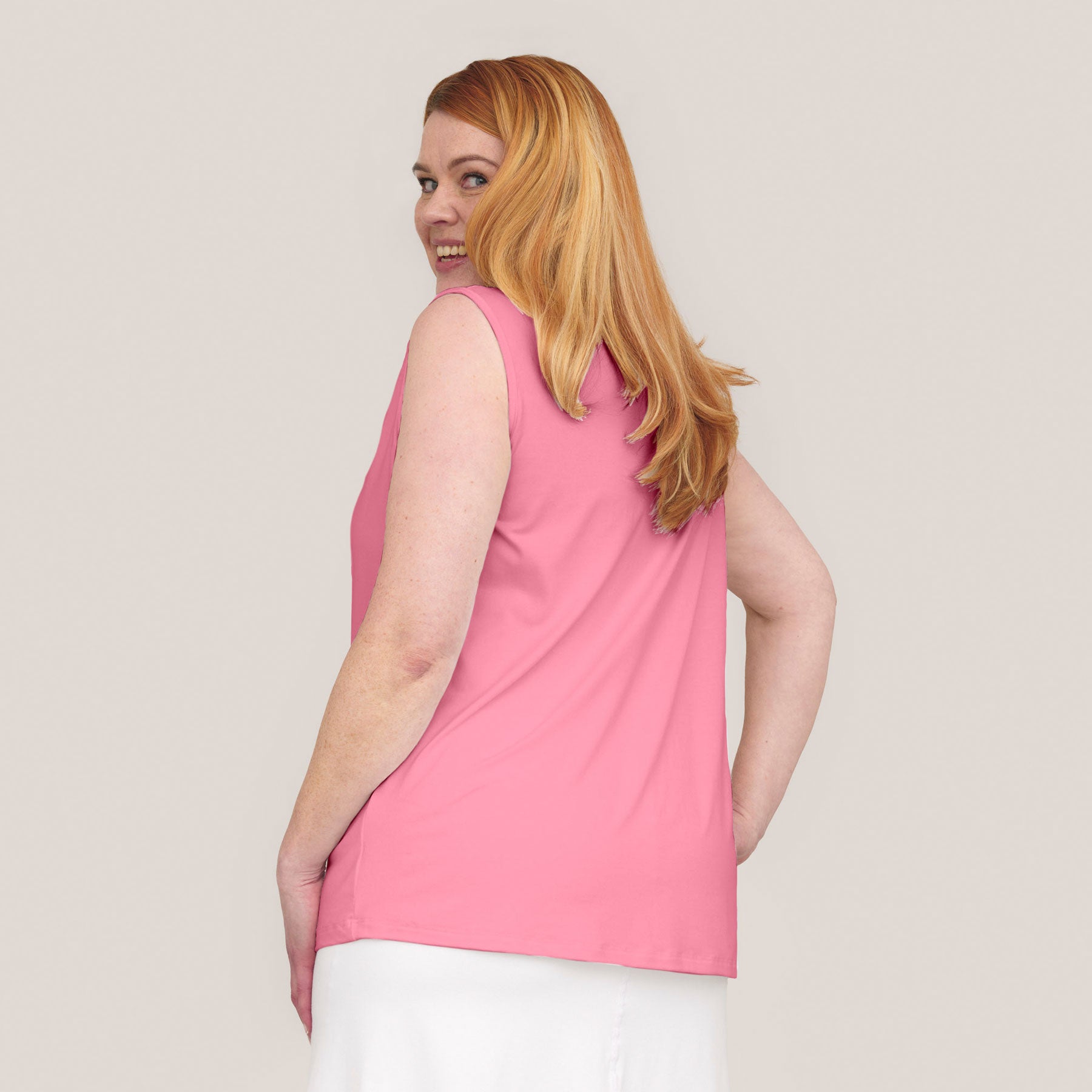 Vaaleanpunainen Naisten toppi takaapäin kuvattuna.