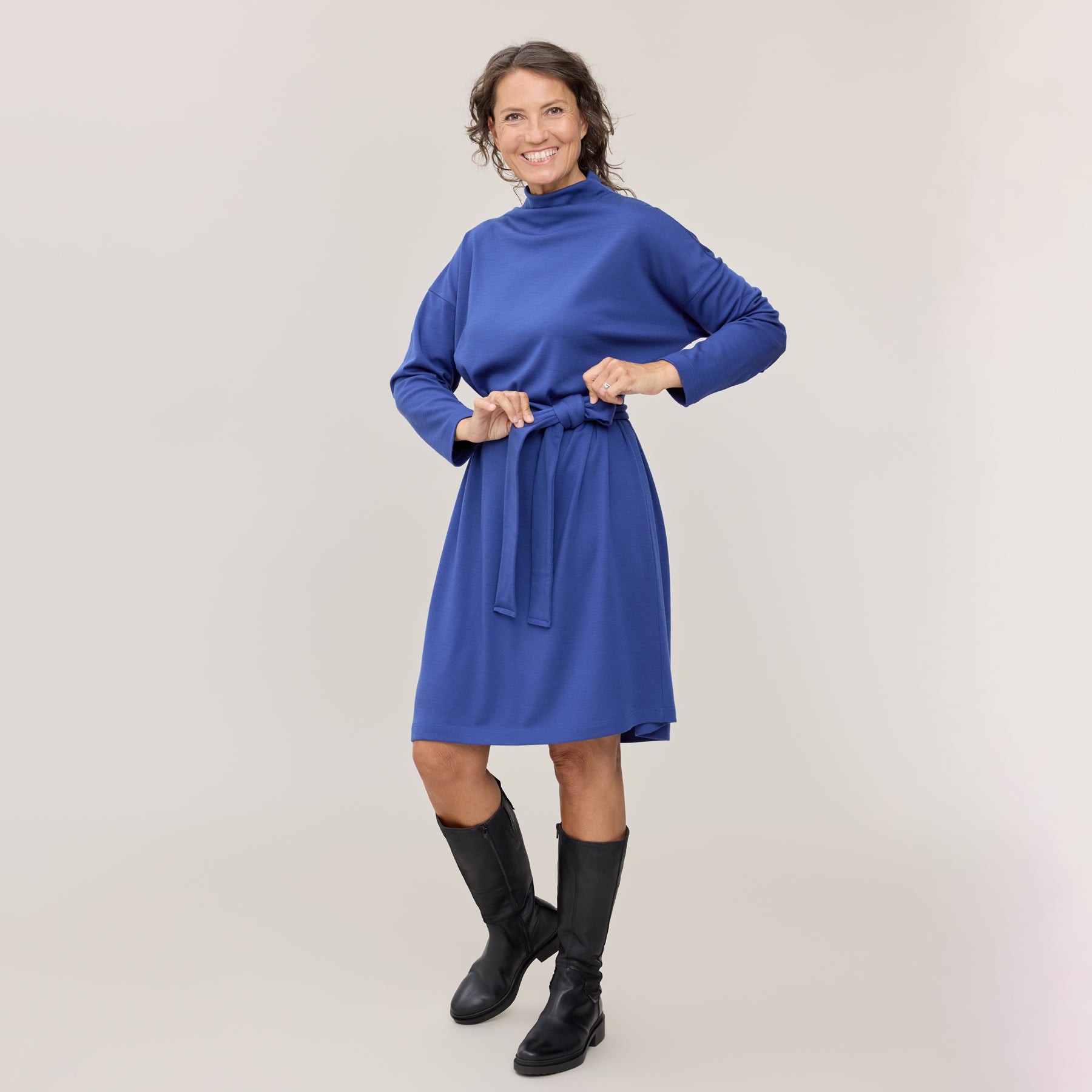 Neulemekossa on iroitettava vyö, jonka voit solmia vyötärölle.